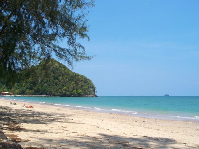 https://thailand-directory.com/wp-content/uploads/2021/10/noppharat-thara-beach-krabi4-640x480.jpg